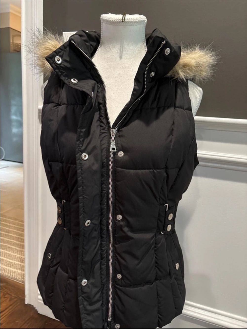 Guess Black Hooded Sleeveless Puffer Vest with Faux-Fur Trim - Picture 6 of 7